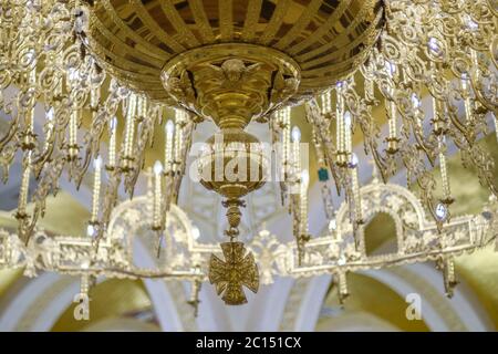 Belgrado / Serbia - 9 giugno 2019: Enorme lampadario d'oro nella cripta della Chiesa di San Sava, chiesa serba ortodossa a Belgrado, Serbia, decora Foto Stock