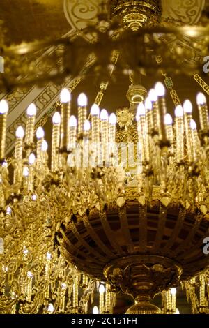 Belgrado / Serbia - 9 giugno 2019: Enorme lampadario d'oro nella cripta della Chiesa di San Sava, chiesa serba ortodossa a Belgrado, Serbia, decora Foto Stock