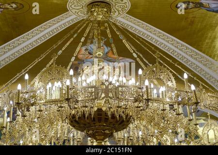 Belgrado / Serbia - 9 giugno 2019: Enorme lampadario d'oro nella cripta della Chiesa di San Sava, chiesa serba ortodossa a Belgrado, Serbia, decora Foto Stock