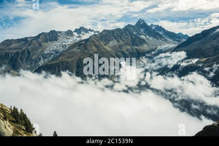 Bella natura panoramica in montagna, miracolo della natura, forte nebbia cremosa nella valle profonda. Foto scattata sul luogo Chamonix. Alp. Graian Foto Stock