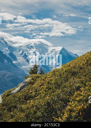 Bella natura panoramica in montagna, miracolo della natura, forte nebbia cremosa nella valle profonda. Foto scattata sul luogo Chamonix. Alp. Graian Foto Stock