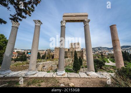 Resti di strada colonnata romana e castello crociato a Byblos, la più grande città del Libano governato del Monte del Libano del Libano Foto Stock