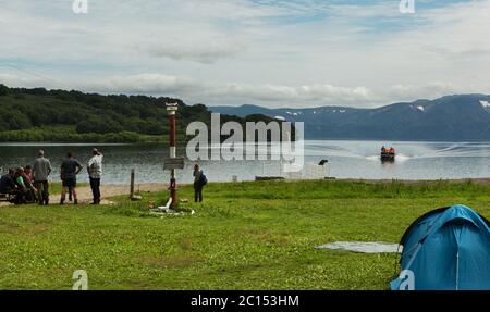 Sorgente del fiume Ozernaya Kurile sul lago. A sud la Kamchatka Nature Park. Foto Stock