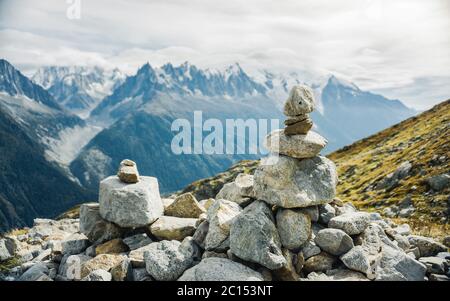 Piramide fatta da pietre e Alpi, Francia, Europa. Sullo sfondo. Foto scattata sul luogo Chamonix Foto Stock