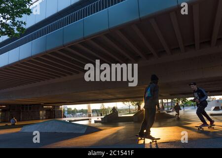 Vienna: skatepark sotto il ponte Reichsbrücke a CopaBeach, skateboarder, tramonto, puddle a causa di un drenaggio non funzionante nel 22. Donaustadt, Wien, Foto Stock