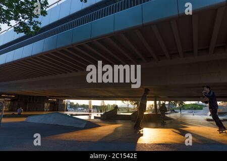 Vienna: skatepark sotto il ponte Reichsbrücke a CopaBeach, skateboarder, tramonto, puddle a causa di un drenaggio non funzionante nel 22. Donaustadt, Wien, Foto Stock