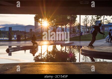 Vienna: skatepark sotto il ponte Reichsbrücke a CopaBeach, skateboarder, tramonto, puddle a causa di un drenaggio non funzionante nel 22. Donaustadt, Wien, Foto Stock