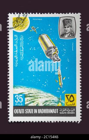 Uno di un set di sette francobolli d'epoca cancellati dallo Stato di Quaiti o dall'Arabia del Sud. Stamp Circa 1969 con scene dell'esplorazione dello spazio Foto Stock