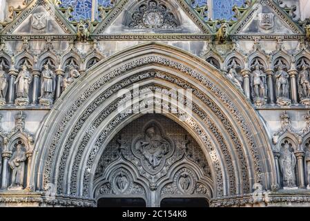 Dettagli della facciata ovest della cattedrale di St Giles chiamata anche High Kirk di Edimburgo, la capitale della Scozia, parte del Regno Unito Foto Stock