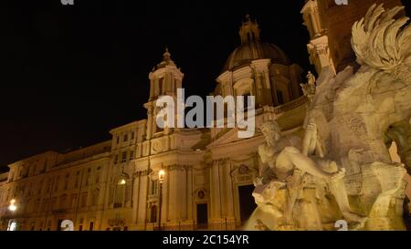 Notte a Roma. Vista su Piazza Navona Fontana dei quattro fiumi e Chiesa di Sant'Agnese bellissimi monumenti barocchi illuminati, eretti nel Th Foto Stock