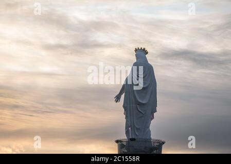 Statua nel santuario mariano di nostra Signora del Libano e un luogo di pellegrinaggio nella città di Harissa in Libano Foto Stock