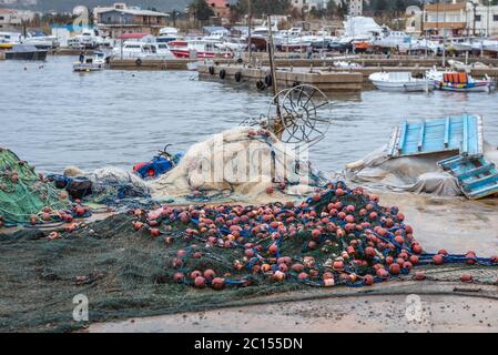 Reti da pesca nella città di Batroun nel nord del Libano e una delle città più antiche del mondo Foto Stock