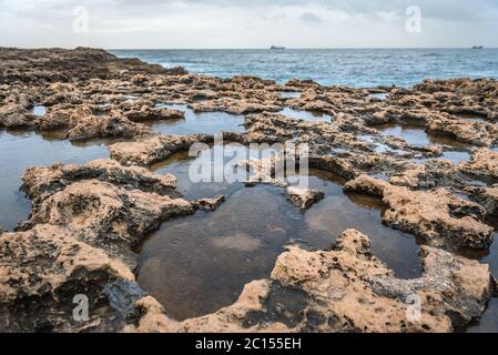 Costa rocciosa nel porto di Batroun città nel nord del Libano e una delle città più antiche del mondo Foto Stock