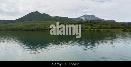 Kurile Lago Caldera e il cratere del lago nella parte orientale della zona vulcanica della Kamchatka Foto Stock