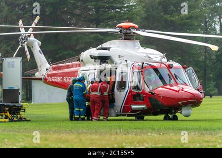 Cooper Park, Elgin, Moray, Regno Unito. 13 Giugno 2020. REGNO UNITO. Questo è HMCG (Coastguard) elicottero da Inverness Landing a e decollo da Cooper Park a Elgin. La scena per l'atterraggio è stata chiarita dalle squadre di terra della guardia costiera. Un bambino di 11 anni di lupo è stato portato dal Dr Grays Hospital, Elgin da Ambulance al Parco e trasferito in elicottero. L'elicottero partì poi per il Queen Elizabeth Hospital di Glasgow. Credit: JASPERIMAGE/Alamy Live News Foto Stock