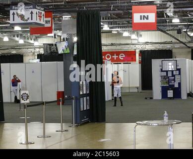Ryan Moore e Kevin Stott nella sala di pesatura temporanea all'ippodromo di Doncaster. Foto Stock