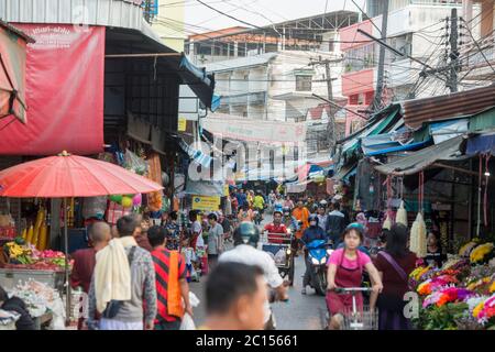 Una strada commerciale nella città vecchia di Mae Sot nella provincia di Tak in Tahiland. Thailandia, Mae Sot, novembre 2019 Foto Stock