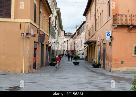 foligno.italy giugno 14 2020 : corso principale di Foligno Umberto primo che conduce alla piazza del paese Foto Stock