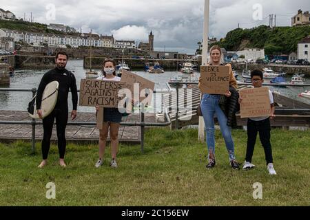 Black Matters porthleven , Porthleven, Cornovaglia, Black Lives Matters porthleven 14 giugno 2020. Il loro obiettivo era quello di Porthleven Cornwall Black Lives Matter, attenersi alle linee guida dei governi in materia di distanza sociale e formare un cerchio. C’era un minuto di silenzio seguito da un urlo, un colpo e un colpo prima di rientrare. Credit: kathleen White/Alamy Live News Foto Stock