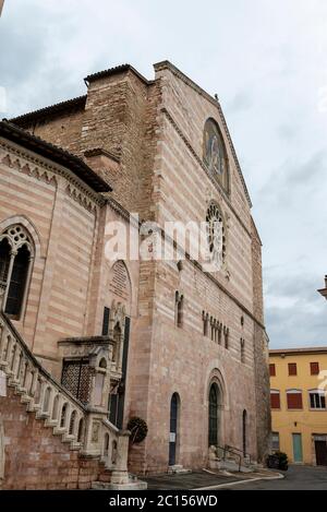 foligno.italy giugno 14 2020 : chiesa principale di foligno san feliciano grande struttura con campanile e cupola Foto Stock