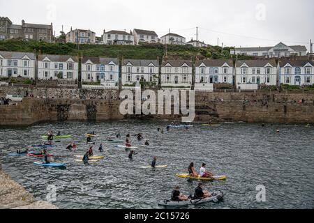 Porthleven Cornwall nero vite matter.their scopo era di rispettare le linee guida dei governi sulla distanza sociale e formare un cerchio. Credit: kathleen White/Alamy Live News Foto Stock