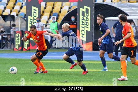 KYIV, UCRAINA - 6 GIUGNO 2020: Alan Patrick di Shakhtar Donetsk (L) combatte per una palla con Andri Dombrovskyi di Desna Chernihiv durante la loro partita della Premier League Ucraina allo stadio NSC Olympiyskyi Foto Stock