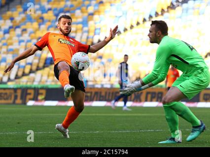 KYIV, UCRAINA - 6 GIUGNO 2020: I Moraes Junior di Shakhtar Donetsk combattono per una palla con il portiere Yevhen passato di Desna Chernihiv durante la loro partita della Premier League Ucraina allo stadio NSC Olympiyskyi Foto Stock