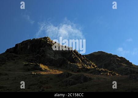 Cresta rocciosa e albero sulla passeggiata di montagna Wenallt Tap, Blaen Pennant vicino a L lanydawdwy Foto Stock