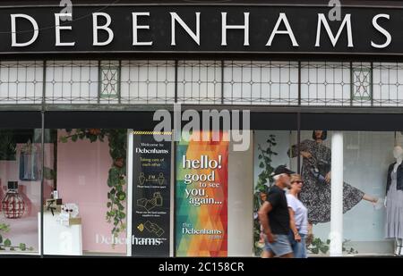 La gente passa accanto ai grandi magazzini Debenhams sulla High Street a Winchester, prima della riapertura di negozi non essenziali in Inghilterra il 15 giugno. Foto Stock