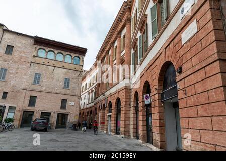 foligno.italy giugno 14 2020 : piazza principale di foligno dove si trova il comune e la chiesa di san feliciano Foto Stock