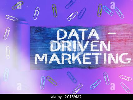 Cartello con testo che mostra il Data Driven Marketing. Processo di testo delle foto aziendali mediante il quale i rivenditori ottengono informazioni e tendenze Foto Stock