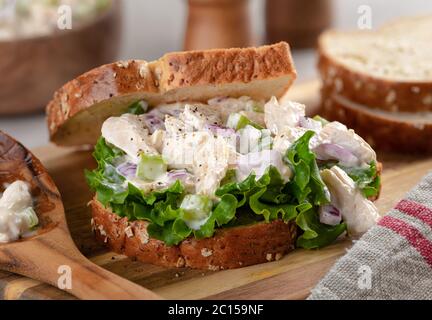 Primo piano di sandwich con insalata di pollo e lattuga sul pane integrale Foto Stock