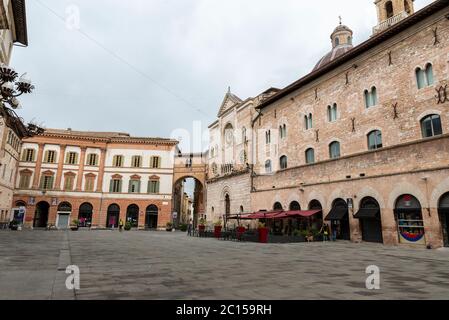 foligno.italy giugno 14 2020 : piazza principale di foligno dove si trova il comune e la chiesa di san feliciano Foto Stock