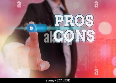 Scrittura concettuale a mano che mostra i pro Cons. Concetto che significa vantaggi e svantaggi osservati durante l'esame di un prodotto Foto Stock