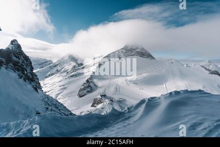 Vista aerea delle bellissime montagne innevate delle Alpi in Austria, immagine scattata nelle montagne Tirolo, Austria Europa. Zillertal Arena di montagna Foto Stock