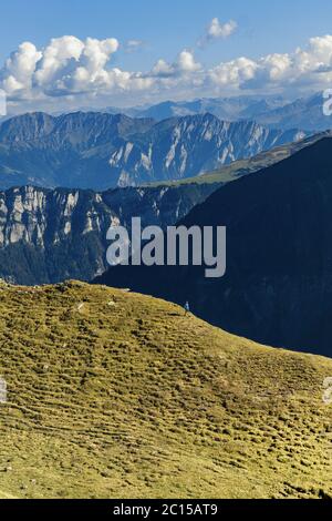Sharp picchi delle Alpi, rocce senza persone. Vista su rocce alpine sopra vallyes profonda al lontano orizzonte Foto Stock