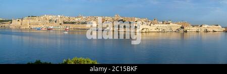 La vista panoramica di La Valletta e il Grand Harbour dalla penincula Kalkara. Malta Foto Stock