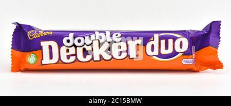 Cadbury Double Decker duo Chocolate bar su sfondo bianco Foto Stock