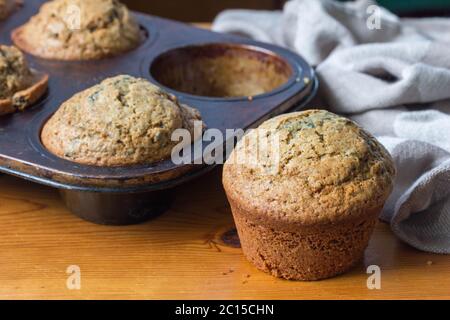 Muffin fruttati sani - muffin al mirtillo con muffin sullo sfondo - fuoco selettivo Foto Stock