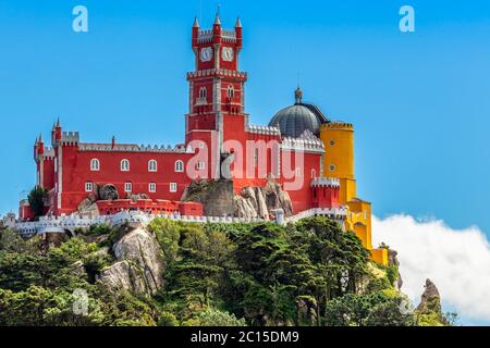 Le mura rosse e gialle e le torri del Palazzo pena, Sao Pedro de Penaferrim, Sintra, Portogallo Foto Stock