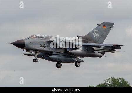PANAVIA Tornado dall'Aeronautica tedesca in procinto di atterrare per la RIAT 2016. Preso a RAF Fairford, Gloustersshire, Regno Unito il 7 luglio 2016. Foto Stock