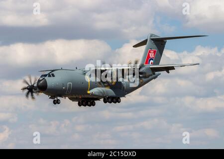 Questo Atlante Airbus A400M è in fase di avvicinamento finale al RAF Fairford, Gloustersshire, Regno Unito. Preso il 12 luglio 2018. Foto Stock