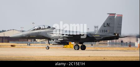 Preparatevi per un altro volo a F-15E Strike Eagle visto a RAF Lakenheath, Suffolk, UK. Il 24 luglio 2018. Foto Stock