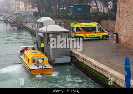 Venezia, Italia - 30 gennaio 2016: Ambulanza barca che accelera attraverso il canale Providign servizio medico - primo soccorritore al lavoro Foto Stock