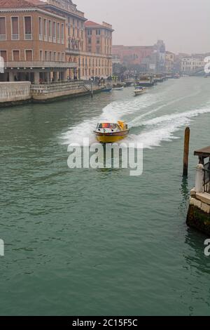 Venezia, Italia - 30 gennaio 2016: Ambulanza barca che accelera attraverso il canale Providign servizio medico - primo soccorritore al lavoro Foto Stock