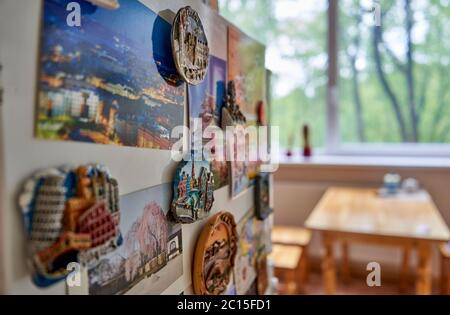 Collage di immagini e magneti da vari viaggi Foto Stock