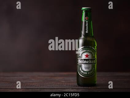 LONDRA, UK - 01 GIUGNO 2020: Bottiglia di birra Heineken Lager su sfondo di legno scuro. Foto Stock