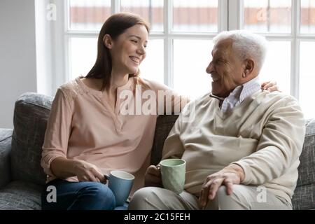 Felice uomo maturo con figlia grunnup che si diverte a casa Foto Stock