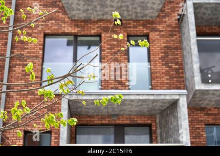 Nuova casa moderna con vecchia imitazione in mattoni Foto Stock