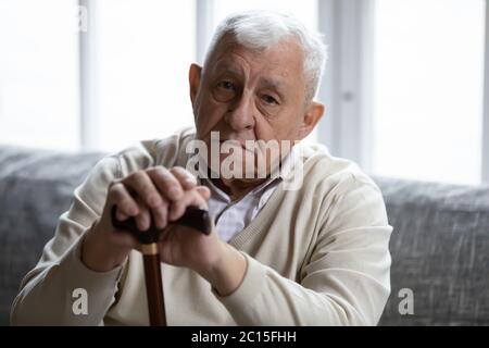 Testa ritratto ritratto depresso uomo anziano solitario con canna Foto Stock